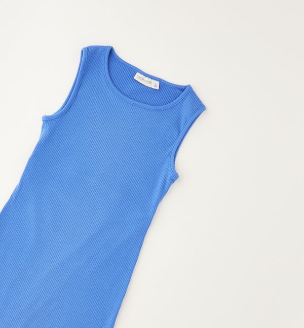 Abito maglia tagliata senza manica